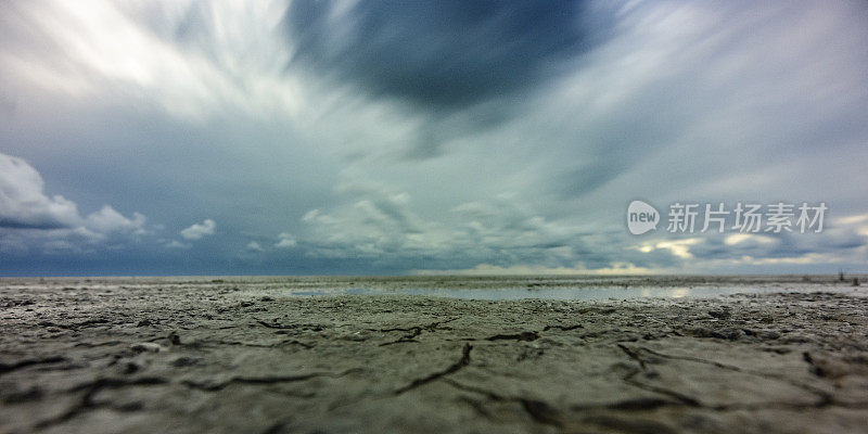 在荷兰北部的瓦登海自然保护区“de Wadden”，有潮汐沙滩的空旷景观